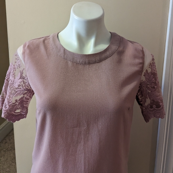 Lulu's pink top with embroidery lace sleeve size xs - Picture 4 of 8